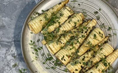 Hasselback pastinakker med hvidløg og timian