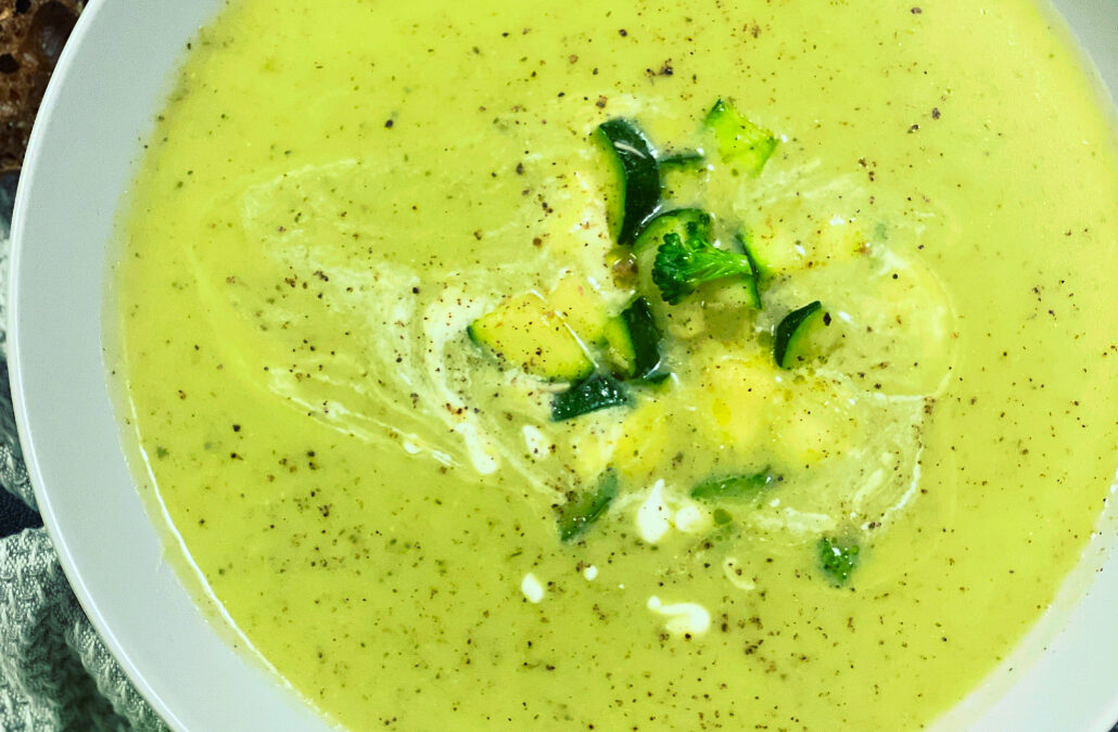 Grøn grøntsagssuppe med kokosmælk og lime